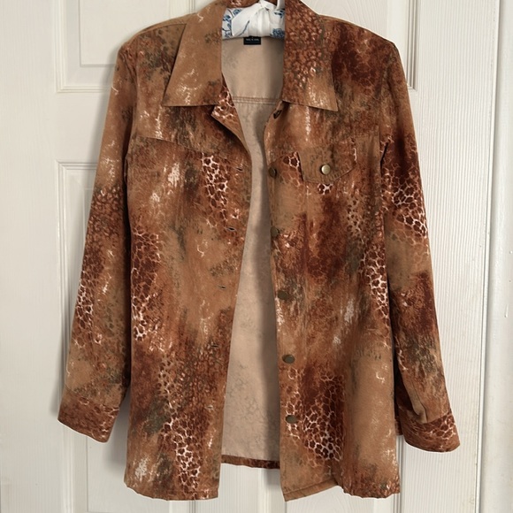 ATTRACTIVE EARTH TONE ANIMAL PRINT SHIRT - Picture 4 of 5